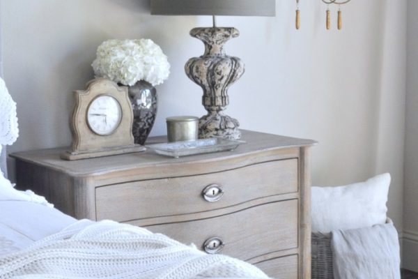 Bedside table decor ideas